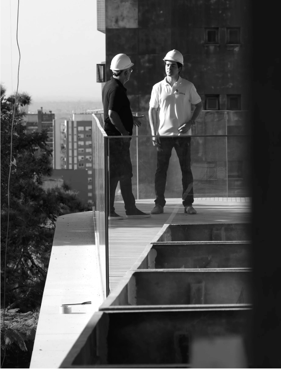 Zé e Rafael conversam em uma das sacadas do Brava.