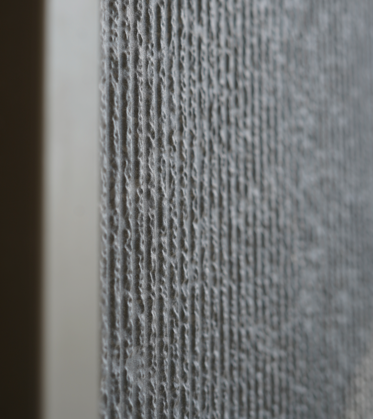 Detalhe da fachada ventilada, porcelanato Eliane Risca Carbon.