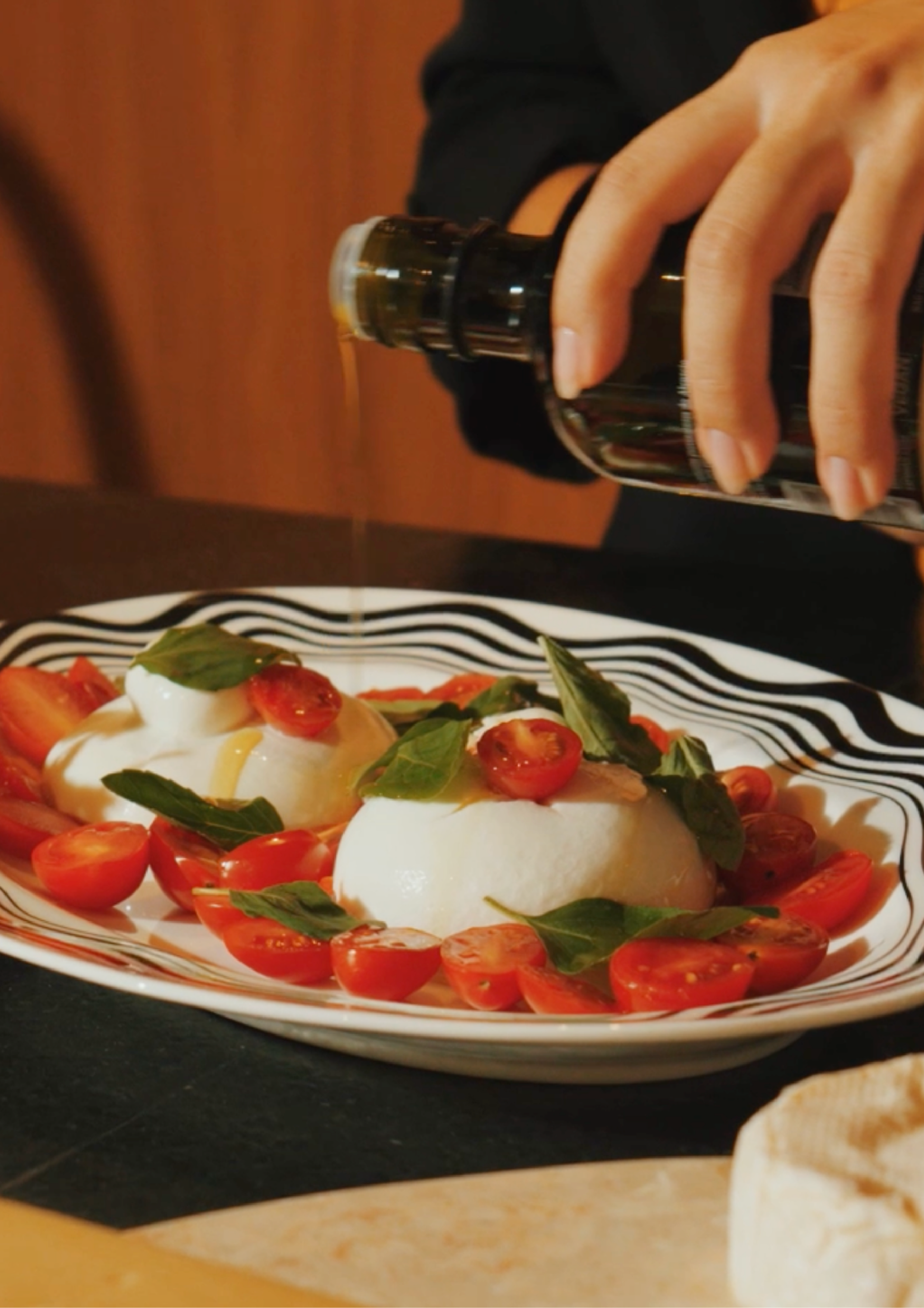 Burrata sendo preparada na bancada Gourmet do salão de festas.