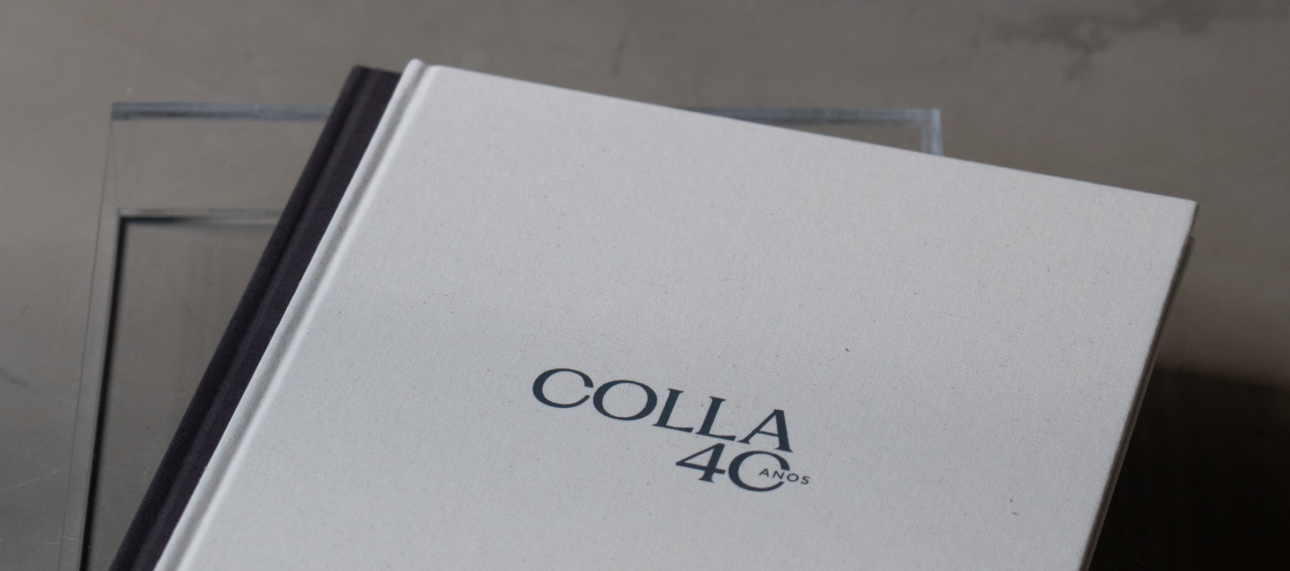 Catálogos de empreendimentos que celebram os 40 anos da Colla.