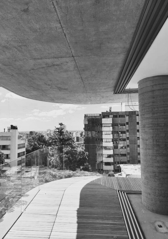 Sacada curva do Brava, detalhe dos trilhos da esquadria e pilar em concreto aparente.