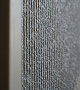 Detalhe da fachada ventilada, porcelanato Eliane Risca Carbon.