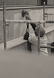 Homem trabalhando no polimento do concreto aparente.