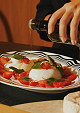 Burrata sendo preparada na bancada Gourmet do salão de festas.