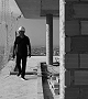 Arquiteto Zé Barros Lima caminha na obra do Brava com vista da cidade ao fundo.