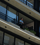 Cleber, consultor imobiliário Colla, observando a vista apoiado sobre guara corpo.